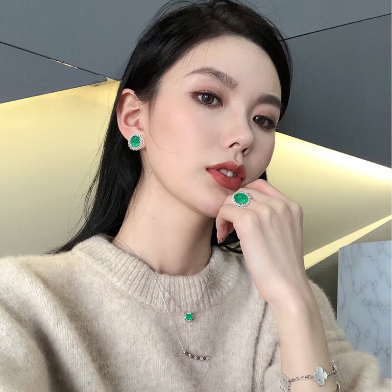 40一50岁戴什么耳环爱穿休闲装,五十岁女人戴什么耳环好看点呢