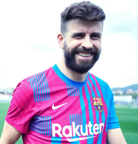 这是同一个人?皮克晒刮掉胡子的照片:变年轻了