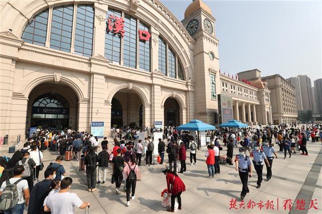 三大火车站发送旅客创疫情防控以来新高,武汉铁警护航客流高峰