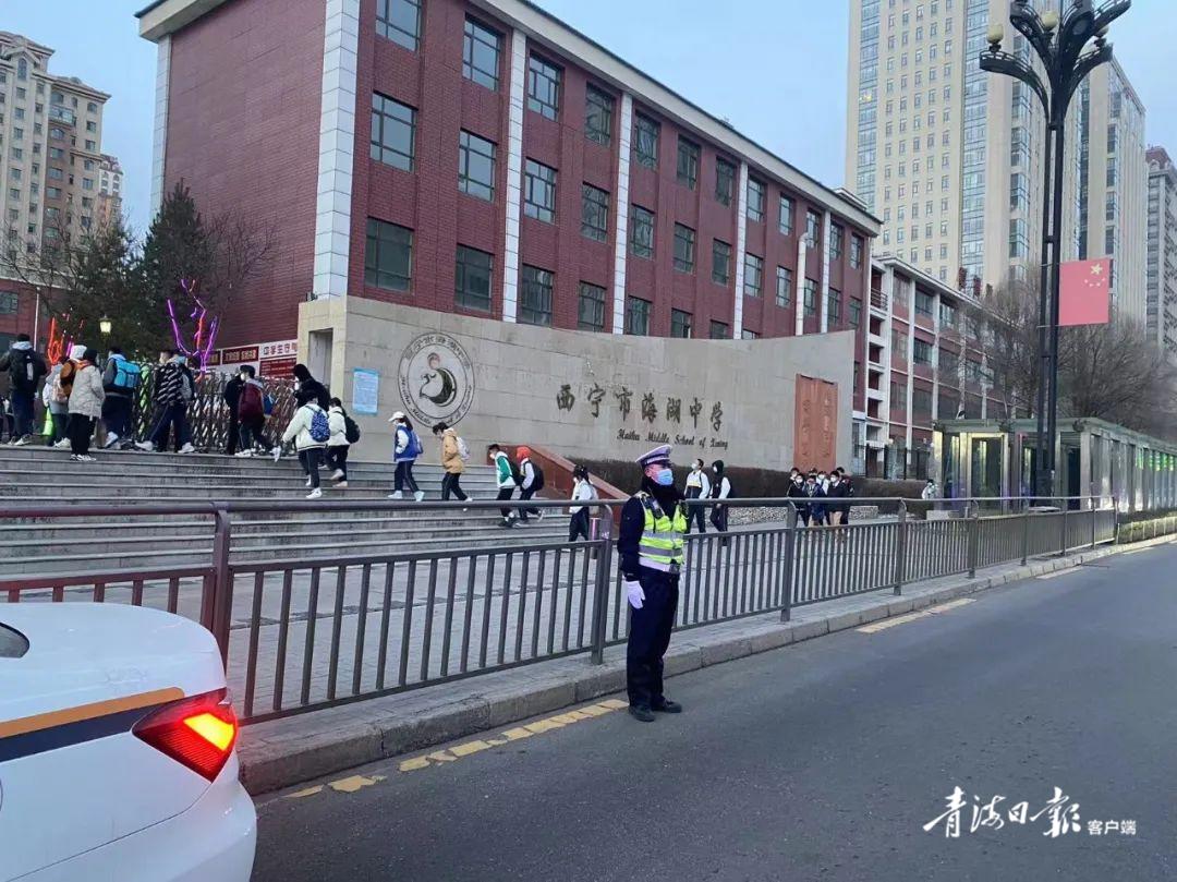 西宁市交警站好"护学岗"