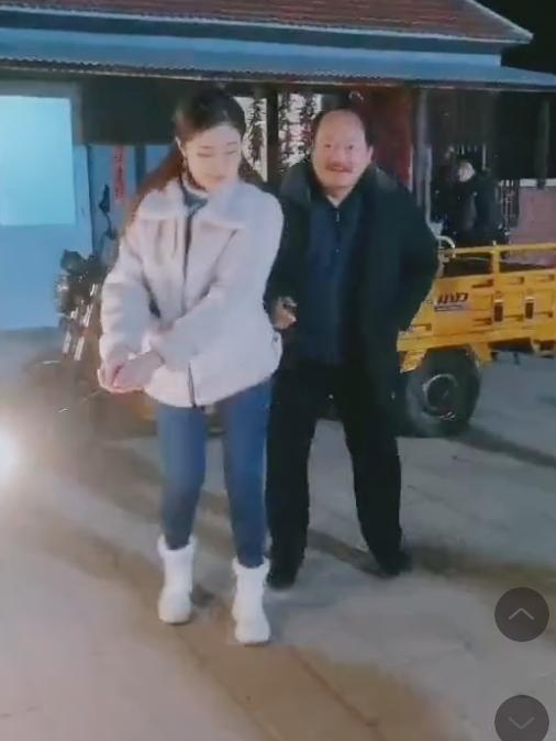 现实中52岁谢广坤多次牵手王小蒙,短视频内容引网友质疑