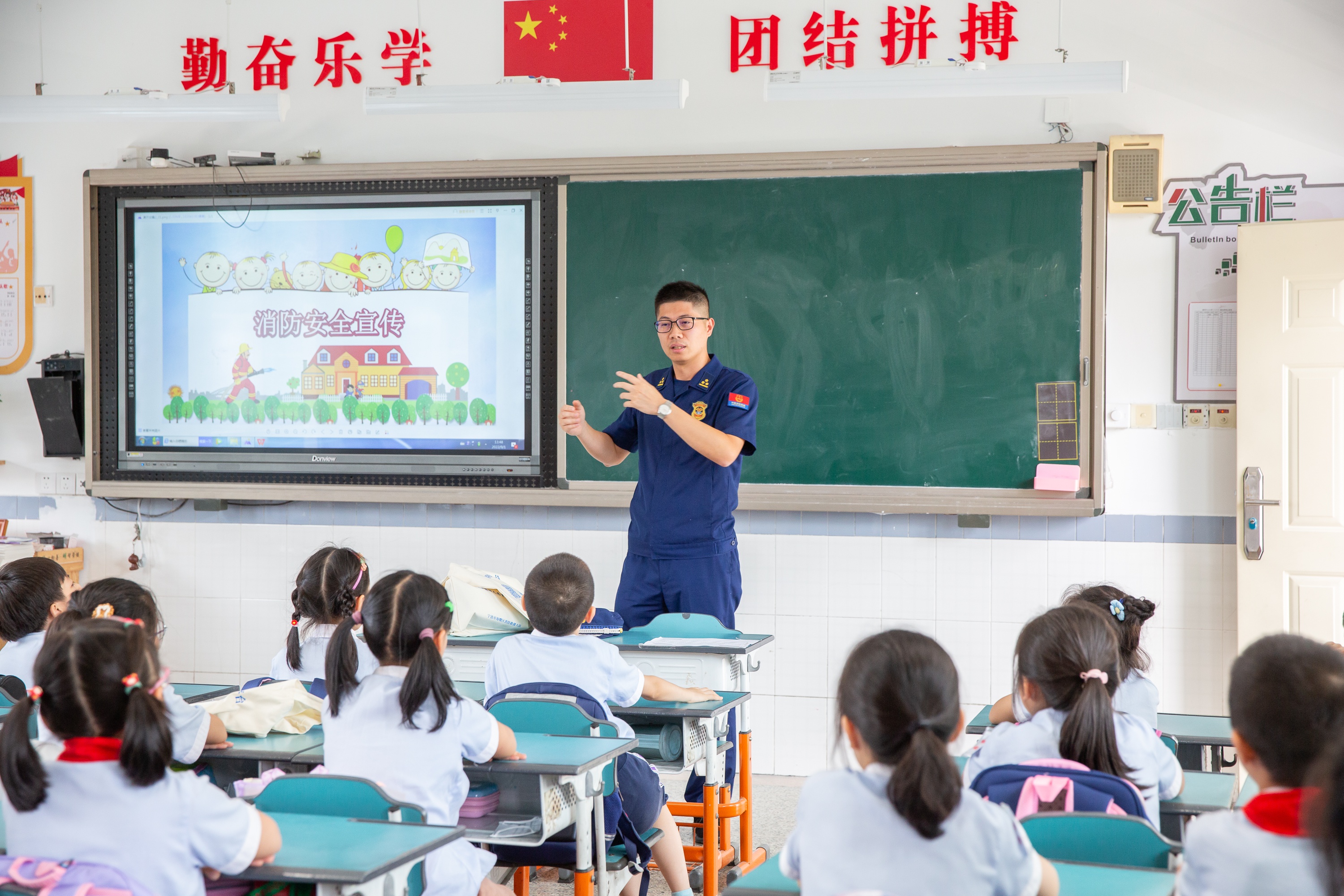 消防车开进学校!——镇明中心小学(实验校区)开讲"安全第一课"