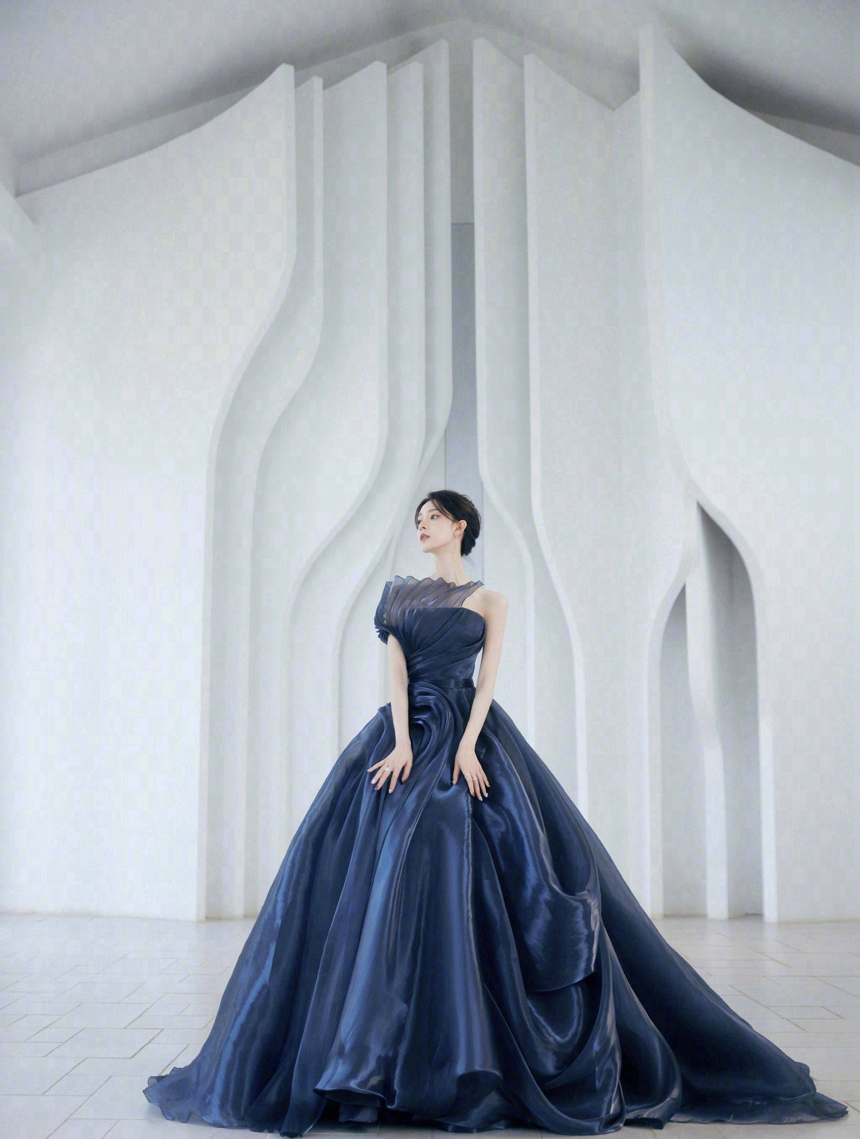 陈瑶一字齐肩深蓝礼服优雅大方写真