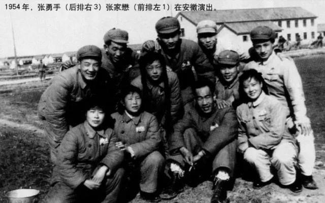 著名演员张勇手:娶初恋为妻,恩爱几十年,晚年生活幸福美满