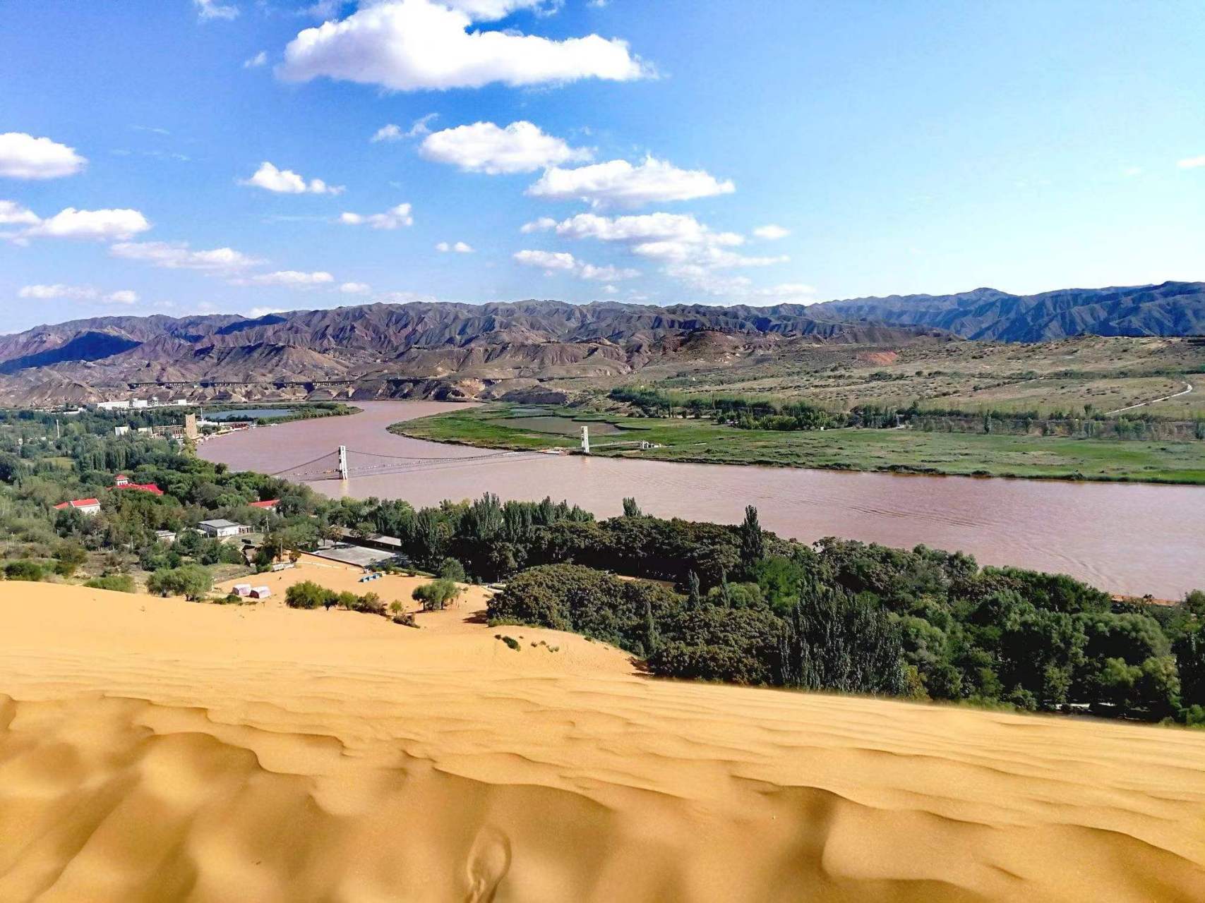 沙湖和沙坡头是宁夏著名的旅游景点,分别位于平罗县和宁夏中卫,都是