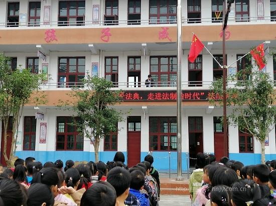 通道县陇城镇中心小学 拥抱民法典 法制进校园讲座