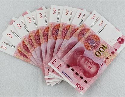 一年轻人住宿发现100000元钞票,究竟是意外之喜还是飞来横祸