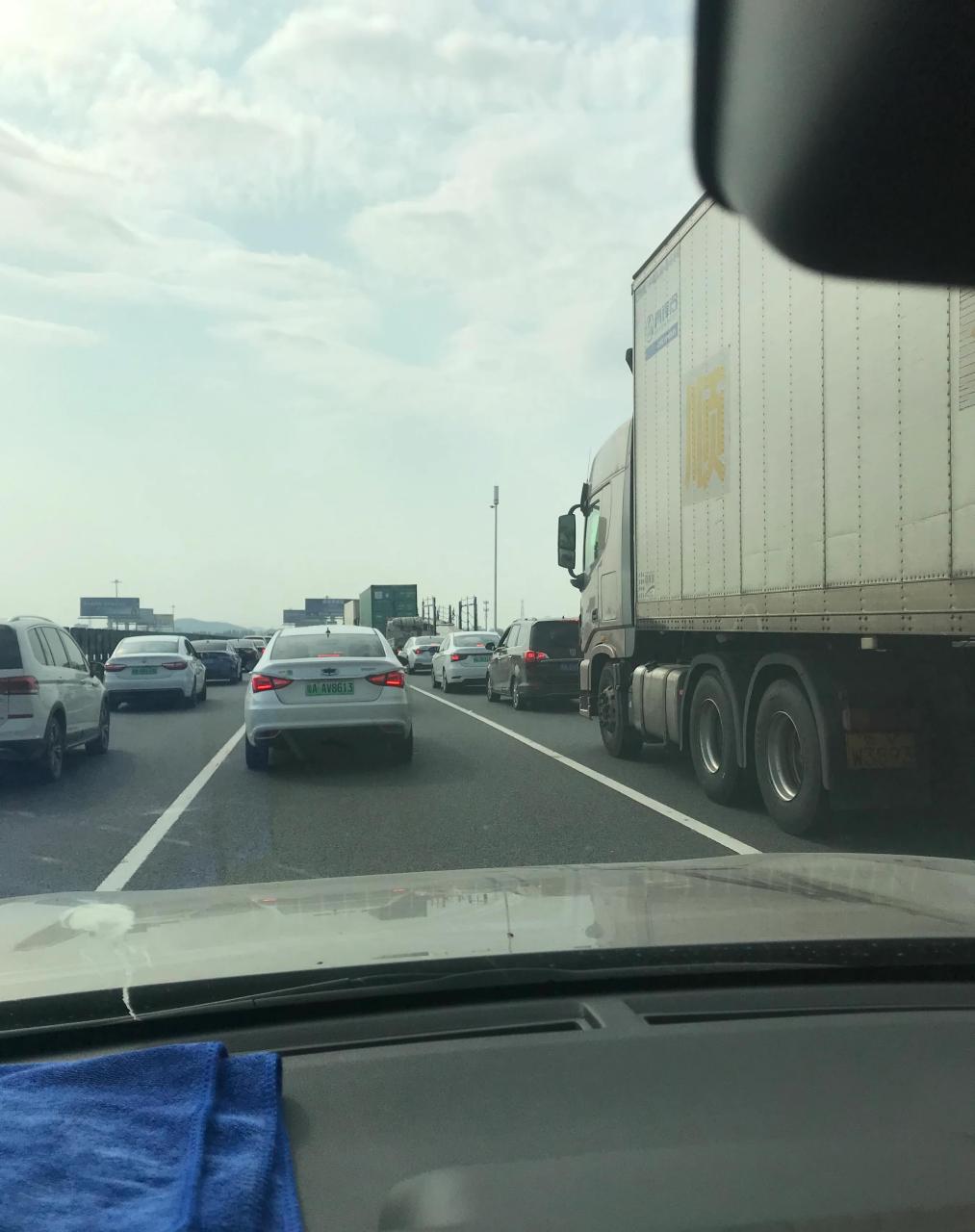 广深沿江高速深圳往广州方向大堵车,拥堵情况已经远超春运,从29号开始