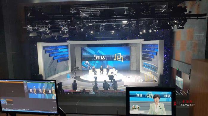 咸阳交警走进咸阳市广播电视台全媒体演播厅与主持人就全力推进缓堵保