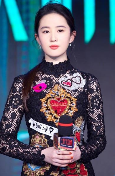 关晓彤造型终于不翻车?迪丽热巴,赵丽颖礼服出自同一位设计师