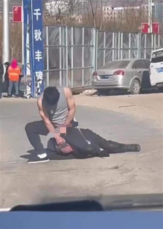 甘肃渭源一男子当街暴打老人,还脱裤子侮辱对方,官方:已刑拘