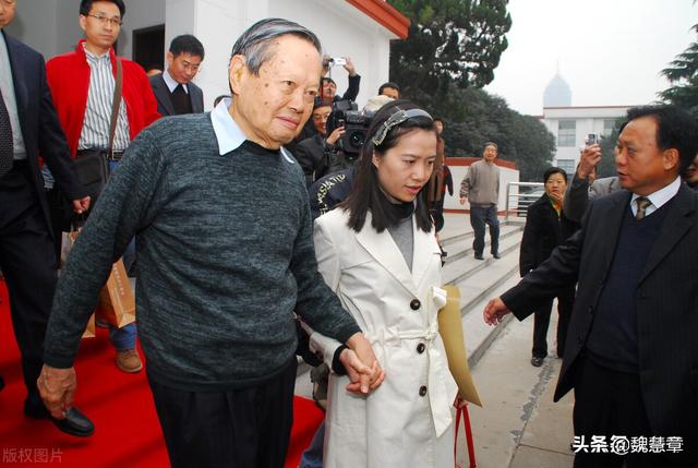 杨振宁和翁帆:爱情就是我82时你28,我百岁生日时还能拉着你的手