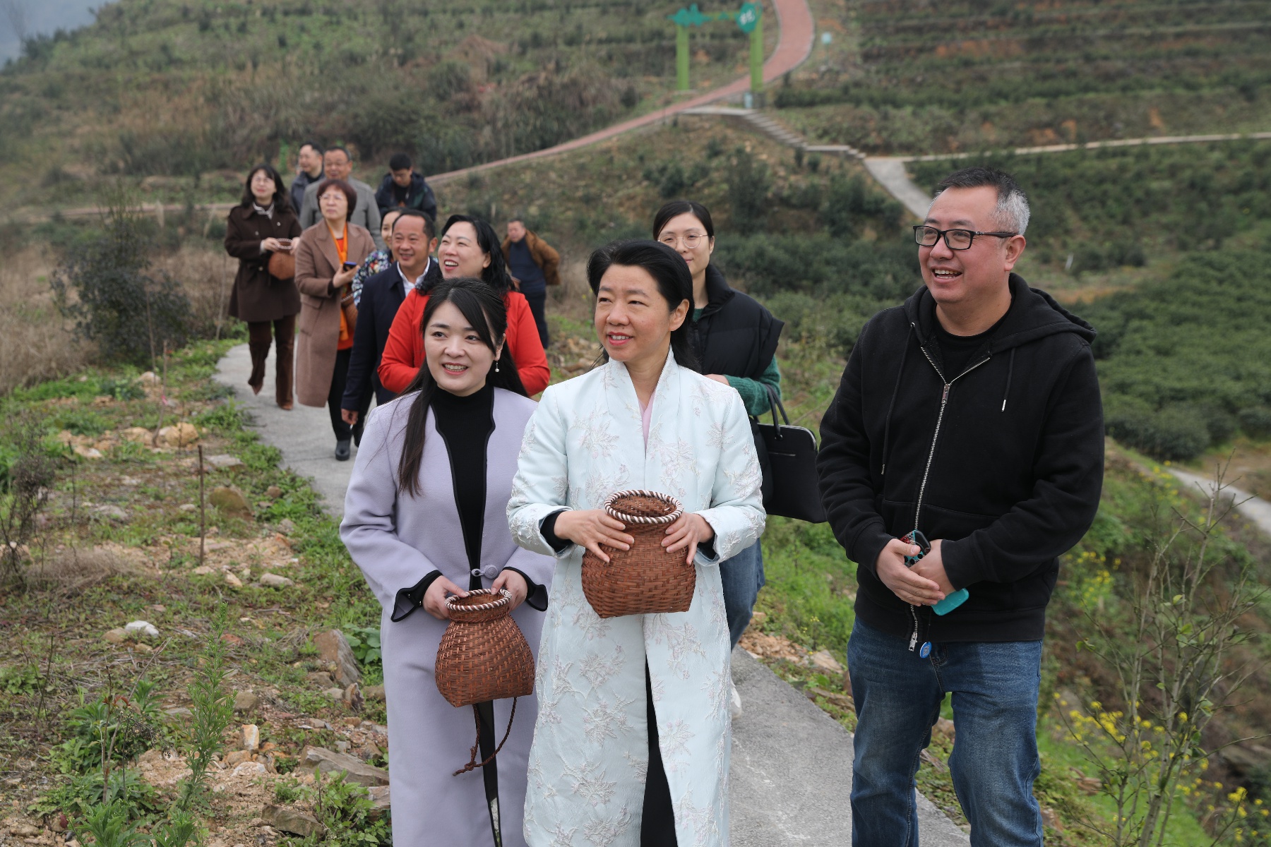 廖文丽到古龙镇调研时强调 深入挖掘文化内涵 让古龙茶香飘世界