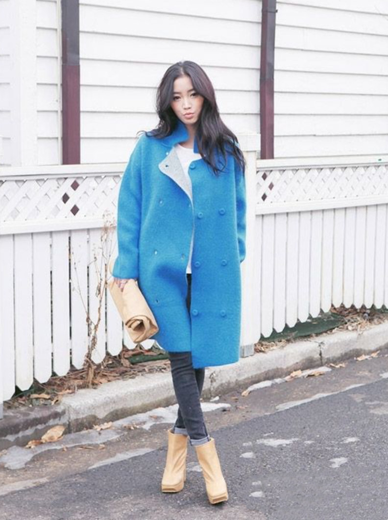 蓝色上衣搭配哪种颜色的裤子更合适?选择这4种颜色,回头率高