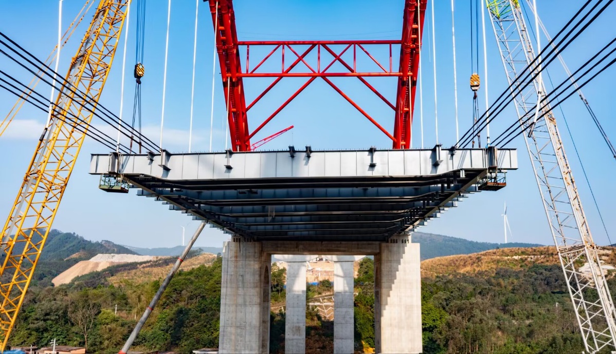 南湛高速平陆运河旧州特大桥格子梁吊装完成