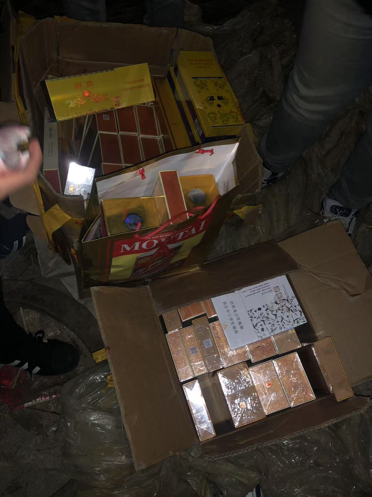 湖北俩男子砸车窗盗窃财物10余万后旅游炫富民警车主是烟酒店