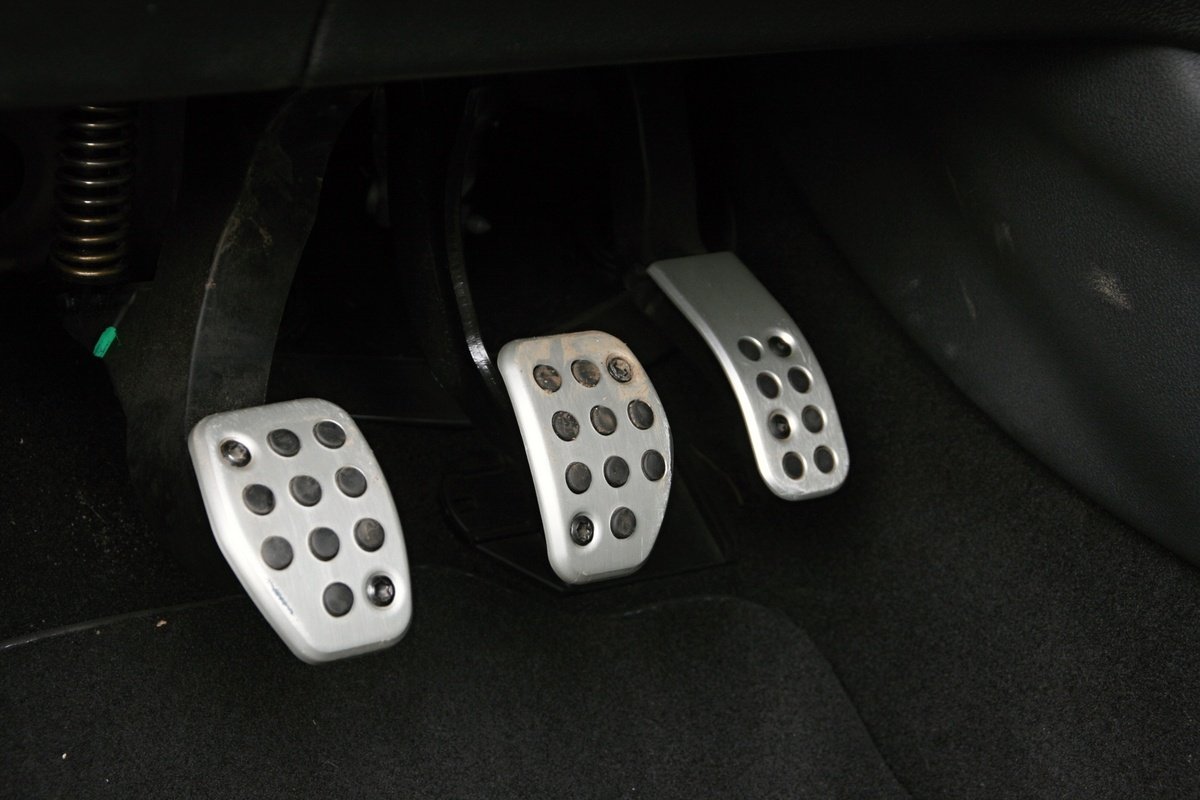 本田cr-v偶尔地板油起步伤车吗?