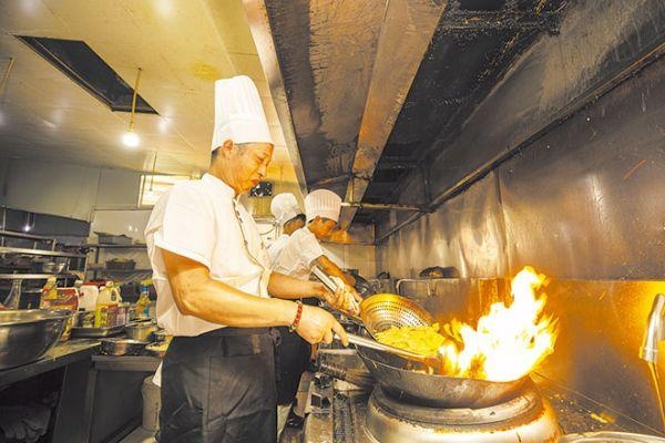 厨师张丰华:火炉边烹制最"火"美味
