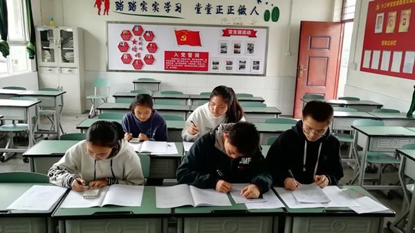 乐山十三中:凝聚青年力量,绽放最美芳华