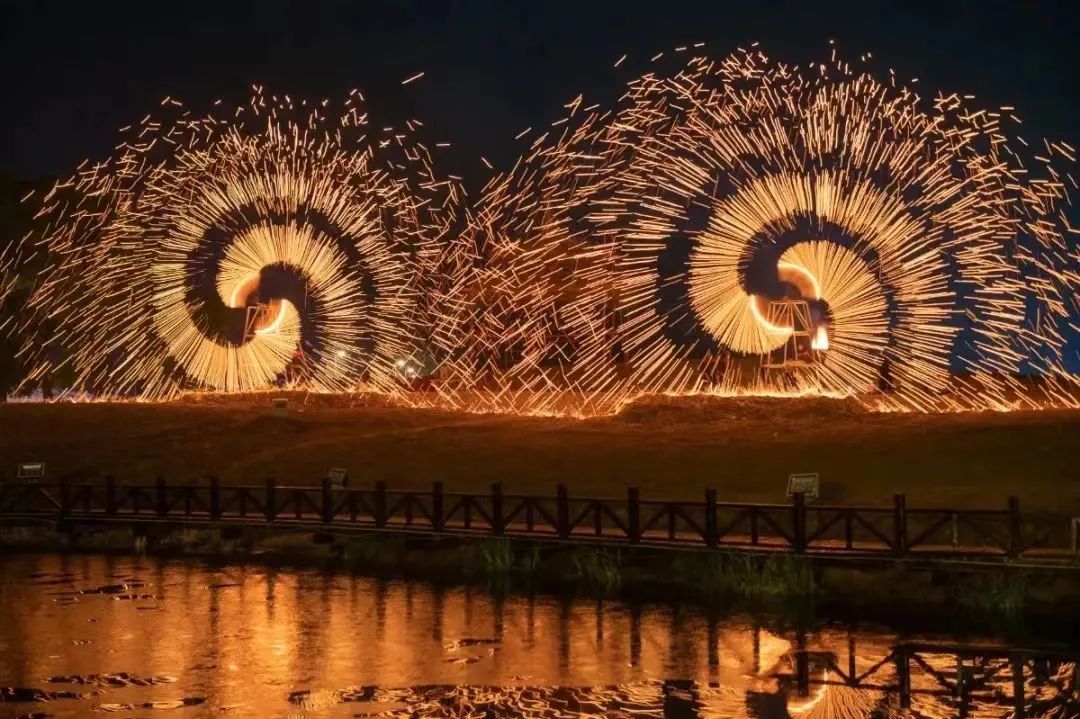 太空飞船烟花图片