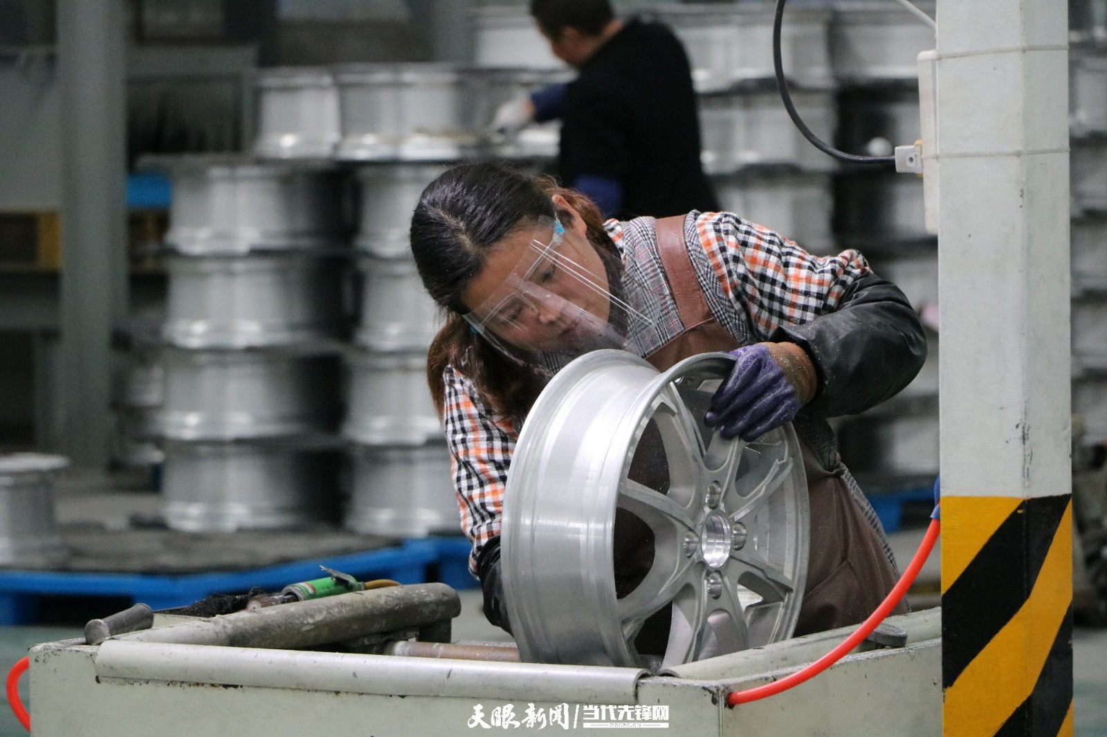 1月 兴仁这家轮毂厂每天要生产4000只轮毂