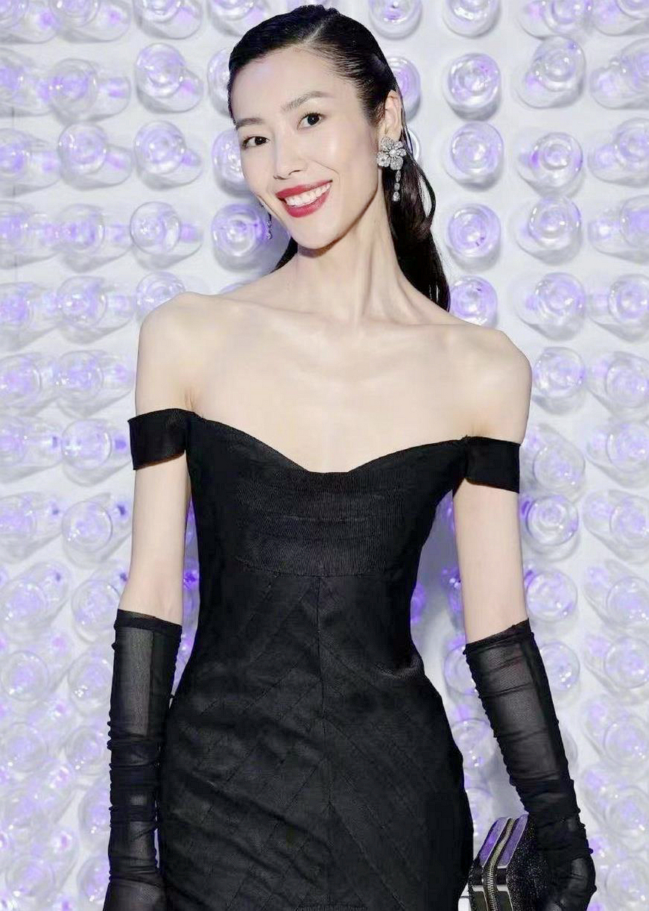 刘雯的"一字型"锁骨太美了