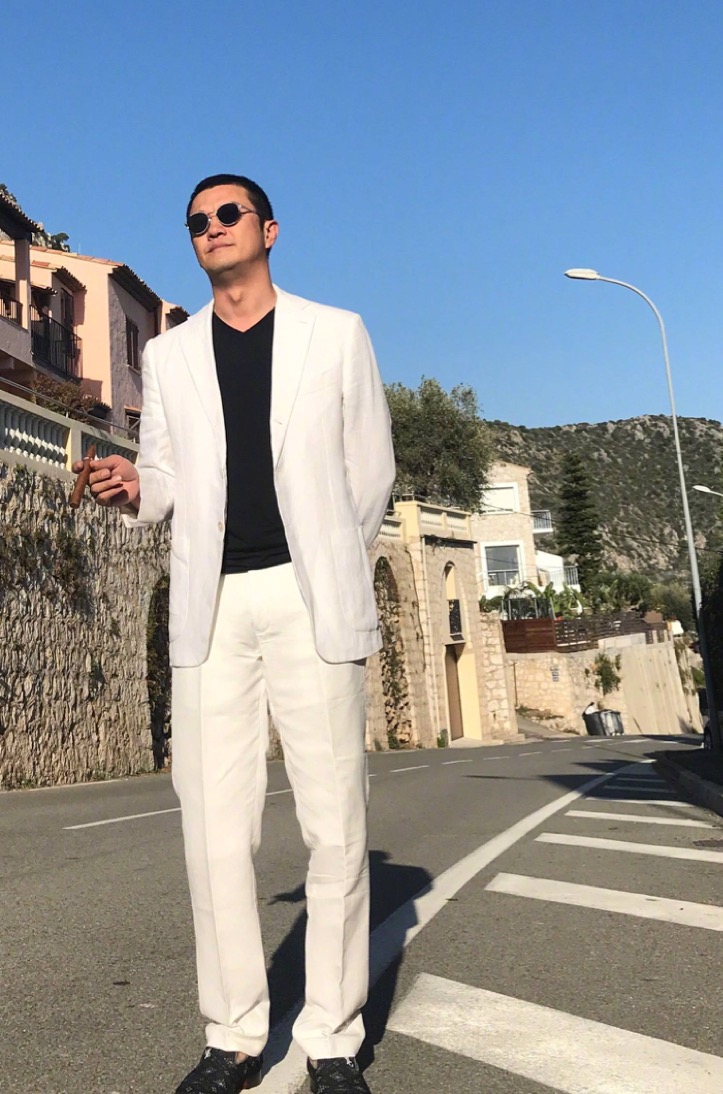 李亚鹏前女友susie现身酒吧驻唱,修身长裙小腹微凸,气质十足