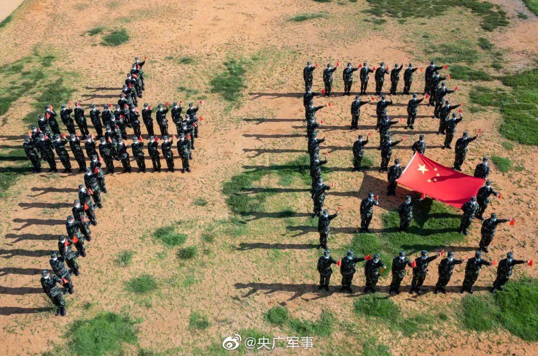 军人与国旗的最美合影哪一组图美到了你?