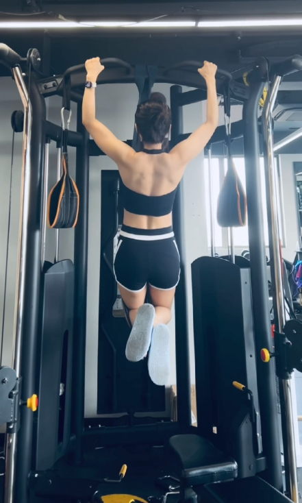 lpl主持人余霜更新健身日常:每天都锻炼了(组图)