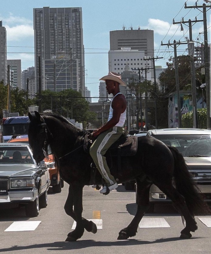 西部牛仔风!巴特勒被拍到在迈阿密街头骑马出行
