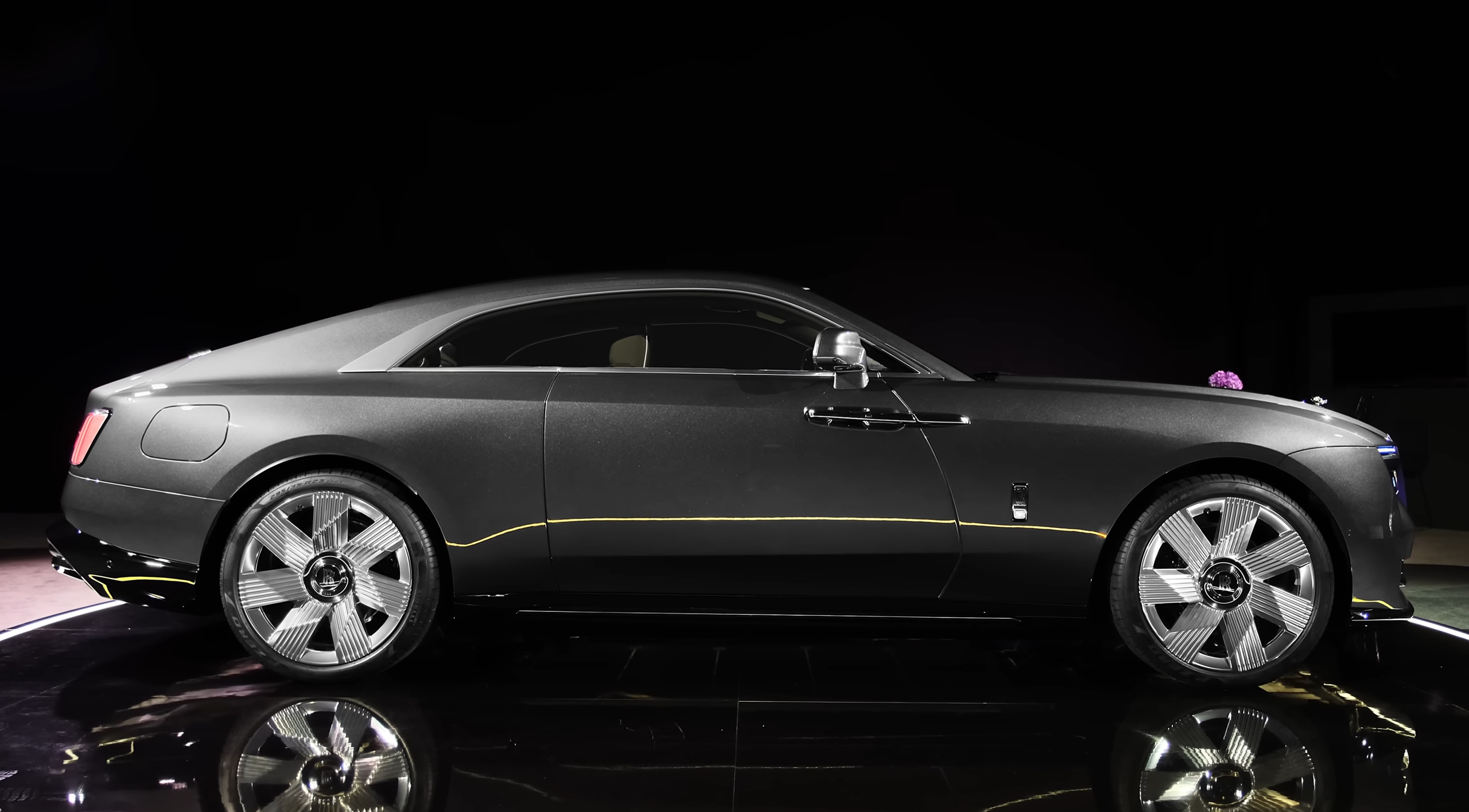 买不起系列,2024款劳斯莱斯spectre惊艳亮相,纯电超豪华轿跑车