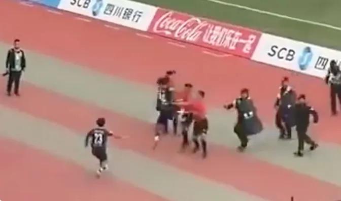 四川城市足球联赛凉山队球员冲击裁判事件_凉山队球员冲击裁判处罚情况_川超凉山队球员飞踹主裁，律师：或面临拘留、罚款和长期禁赛