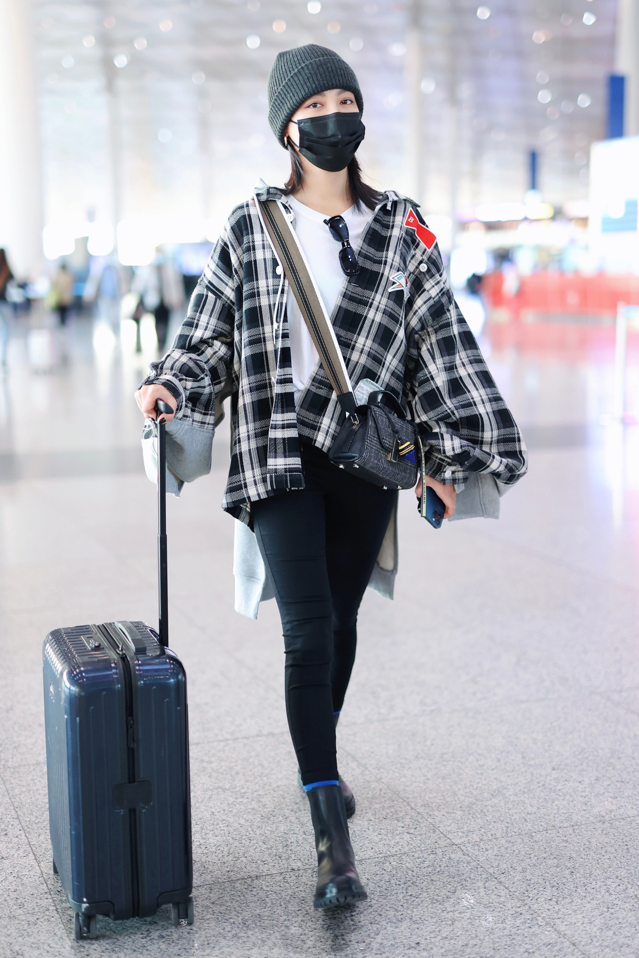 辛芷蕾现身机场,穿小黑裤腿又细又长,戴针织帽甜美似学生
