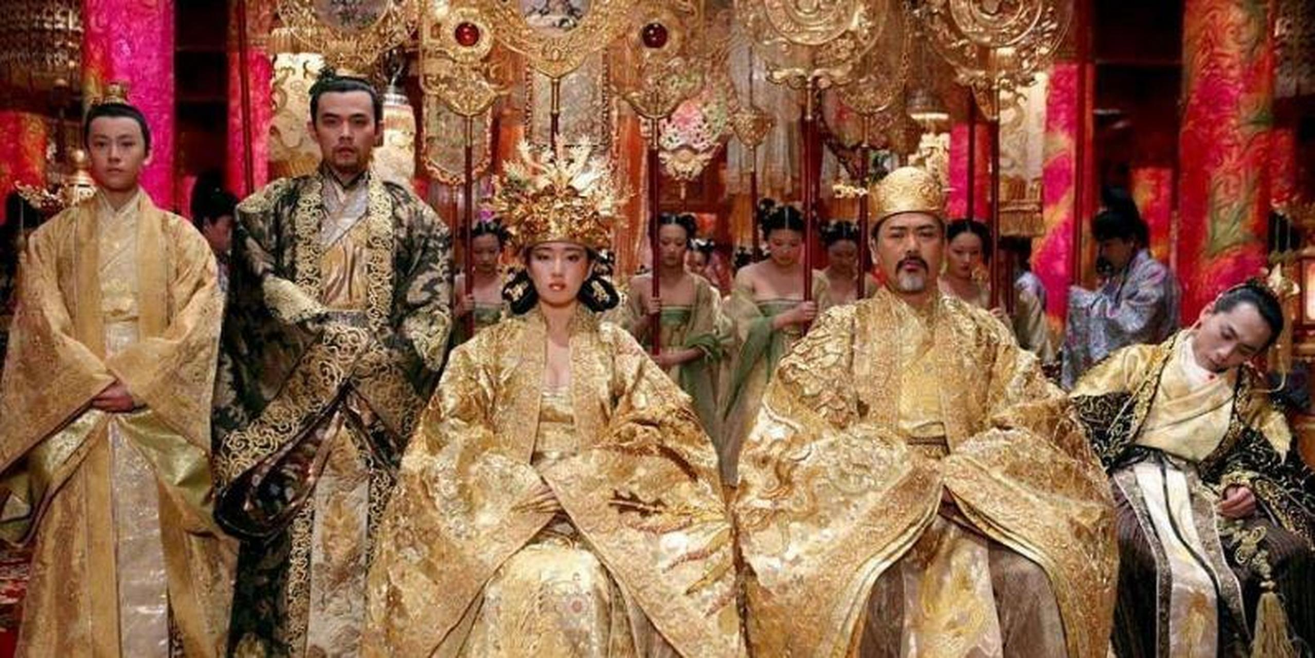 7亿拍《满城尽带黄金甲》,特邀了周润发演大王,薪酬4000万.