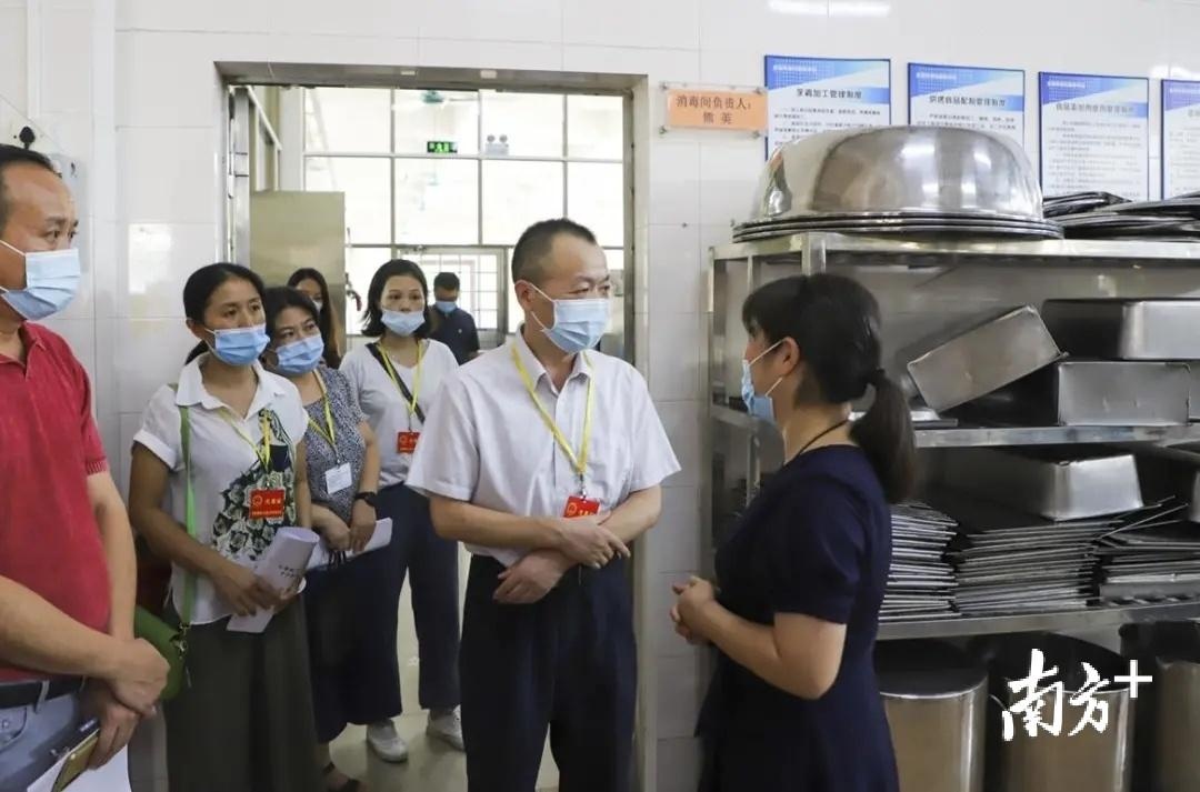 石排严格学生返校标准,邵宏武率队调研学校开学准备