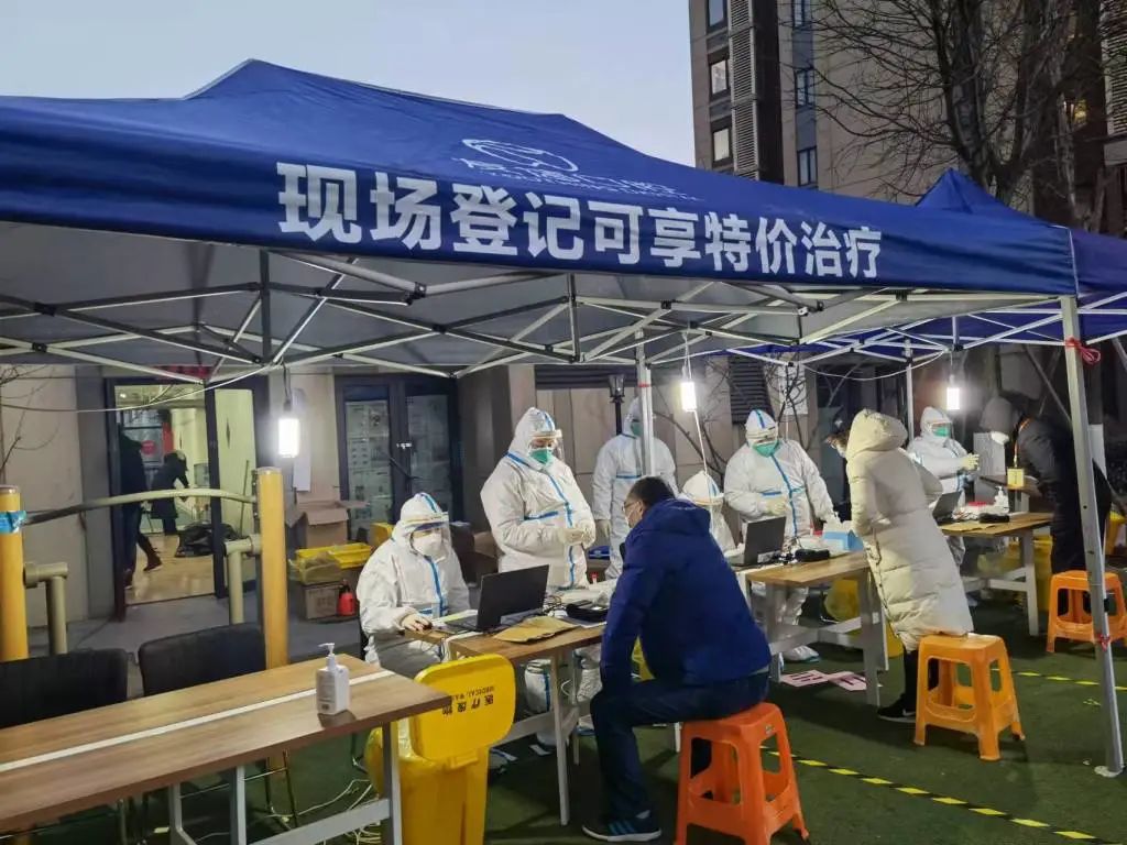 当天上午,这里的居民们都有序进行了第一轮核酸检测,生活并没有受到太