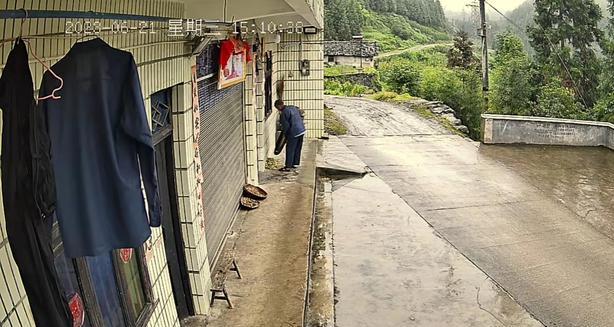 男子到主人屋簷下避雨後的迷惑行為