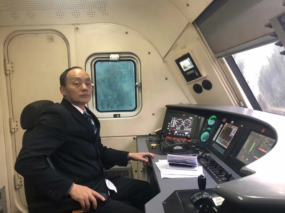 安康火车司机勇救轻生青年