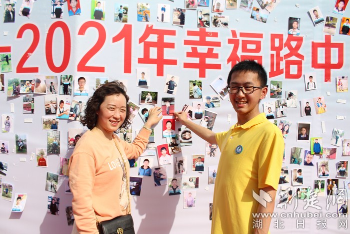 蔡甸区幸福路中学举行学生十四岁生日暨离队入团仪式