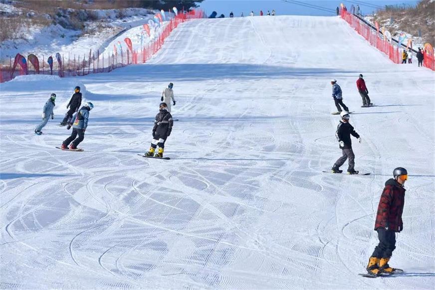 曾家山滑雪场对外营业 四川广元朝天旅游开启"冰雪模式"