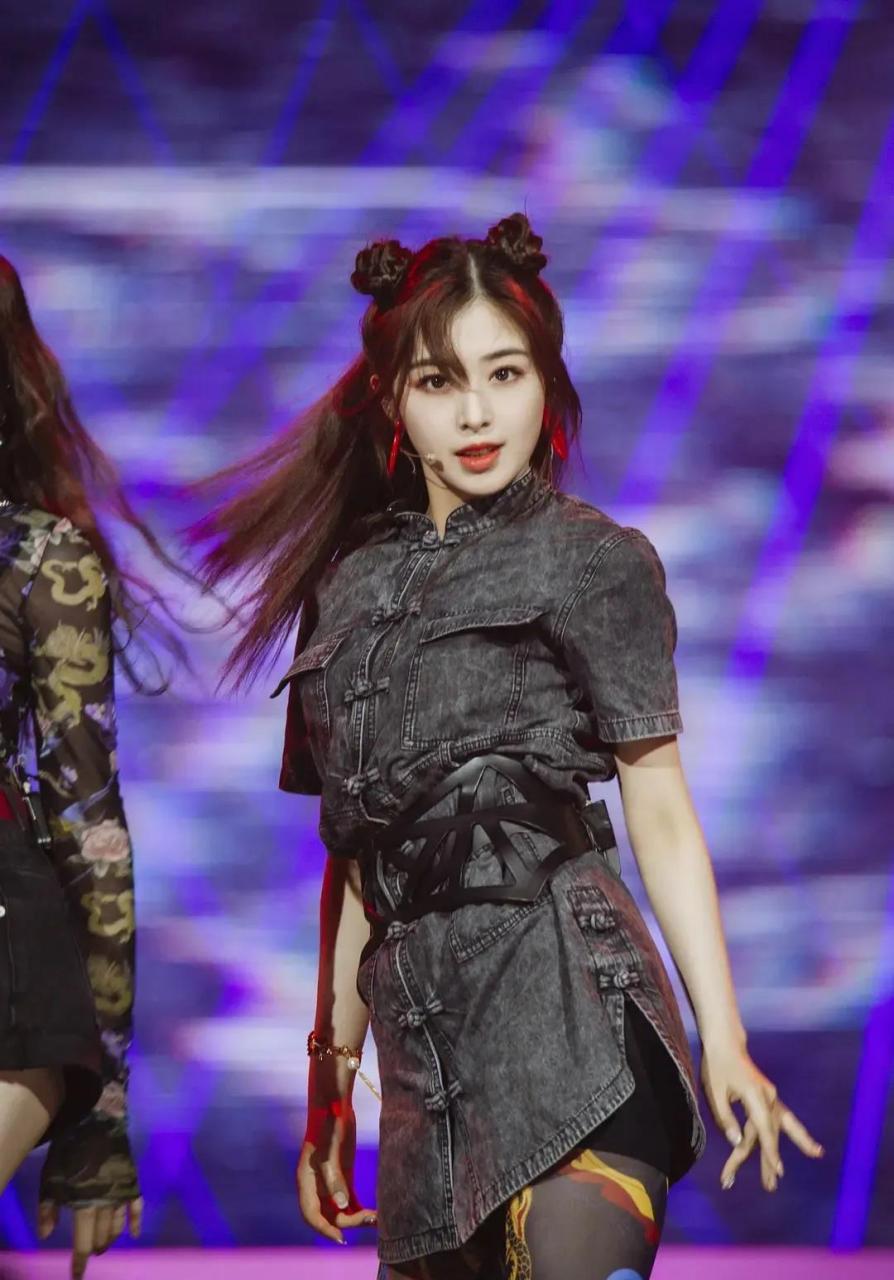 张含韵被母校四川省德阳一中列入"杰出校友".