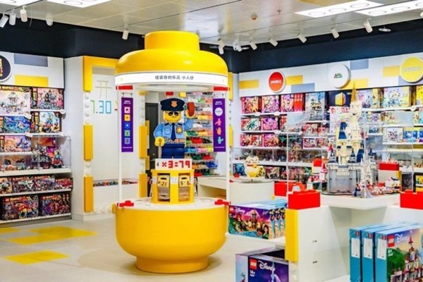 上海前滩太古里乐高(r)授权专卖店即日起试营业