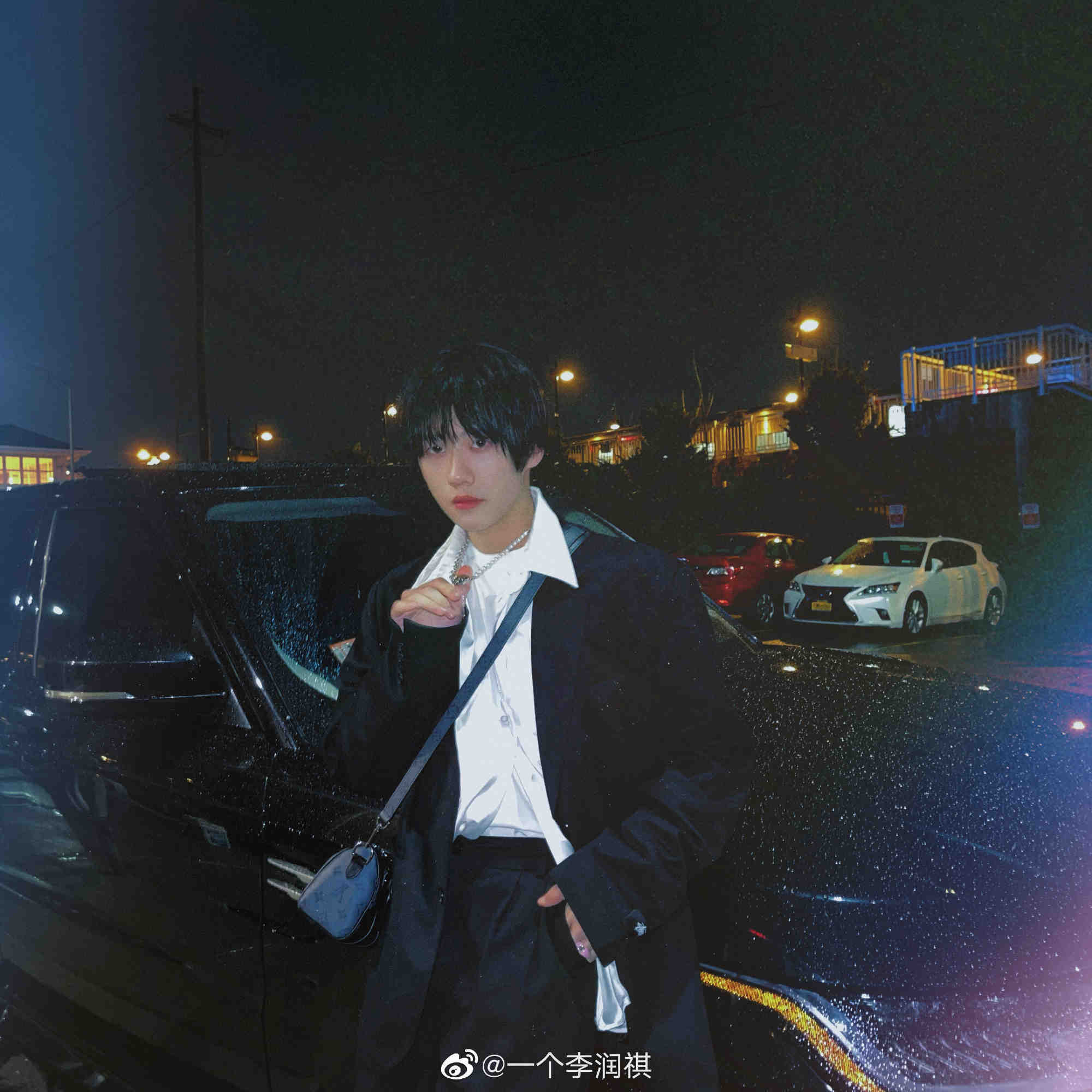 李润祺po图称:快到期末咯 一身黑白拼配