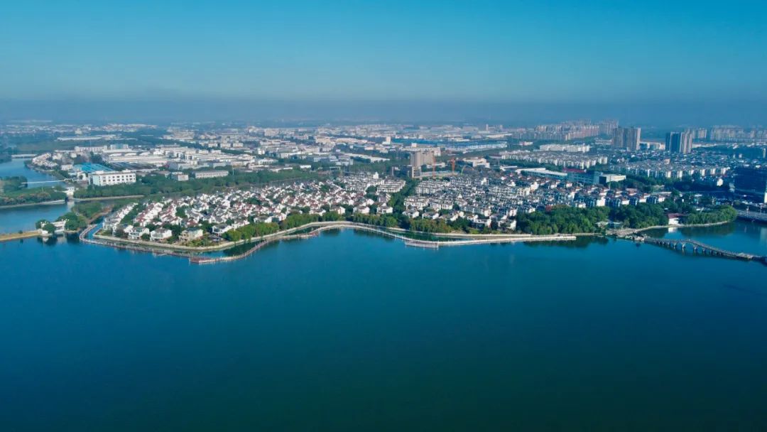 10月1日,黄埭镇 "春申湖之环"环湖步道面向公众正式开放.