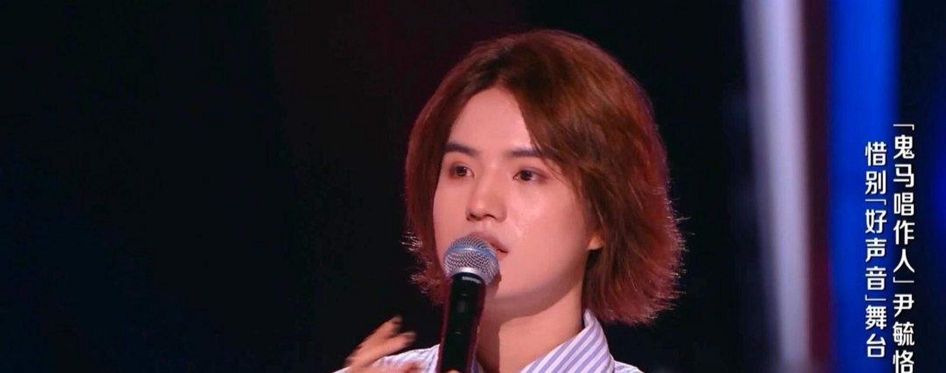 看到尹毓恪出场的穿着像男生,宽松的条纹衬衫,配黑色的宽松短裤,脚踩