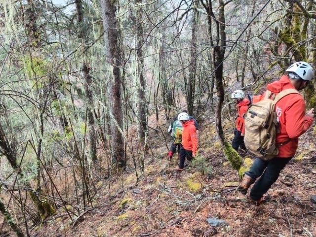 两游客被困德钦海拔3986米雪山神女峰,消防连夜搜寻救出