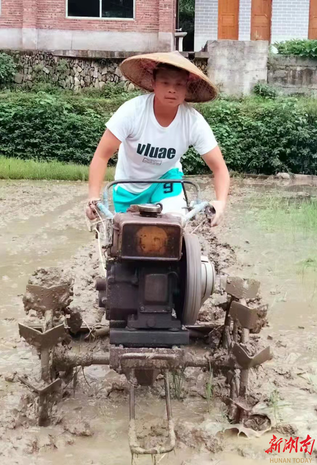 "脚下有泥土,心中有群众!