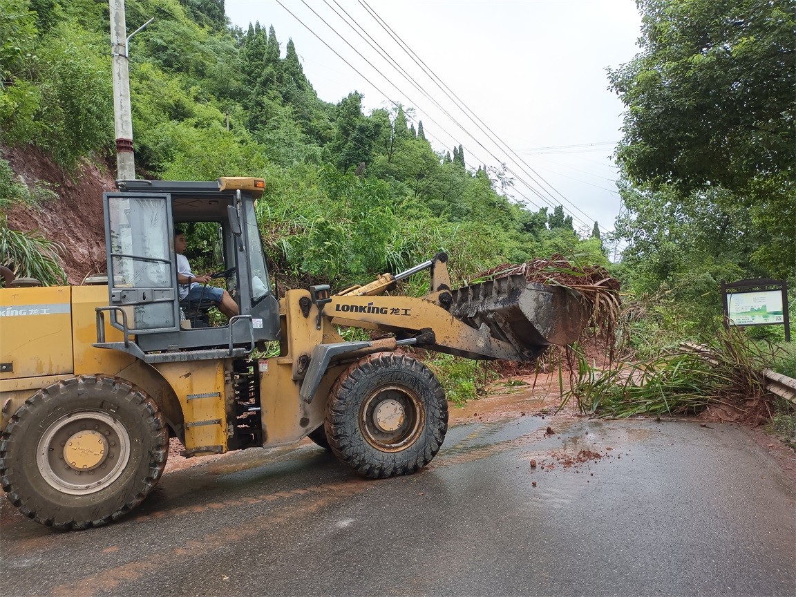 懷化沅陵:公路部門迅速搶通319國道滑坡受阻路段