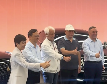 茅台泰斗季克良入手仰望U8L鼎世版 王传福亲自交车