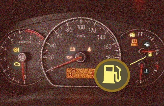 汽油警报灯亮了油箱见底后一般能跑多少公里?